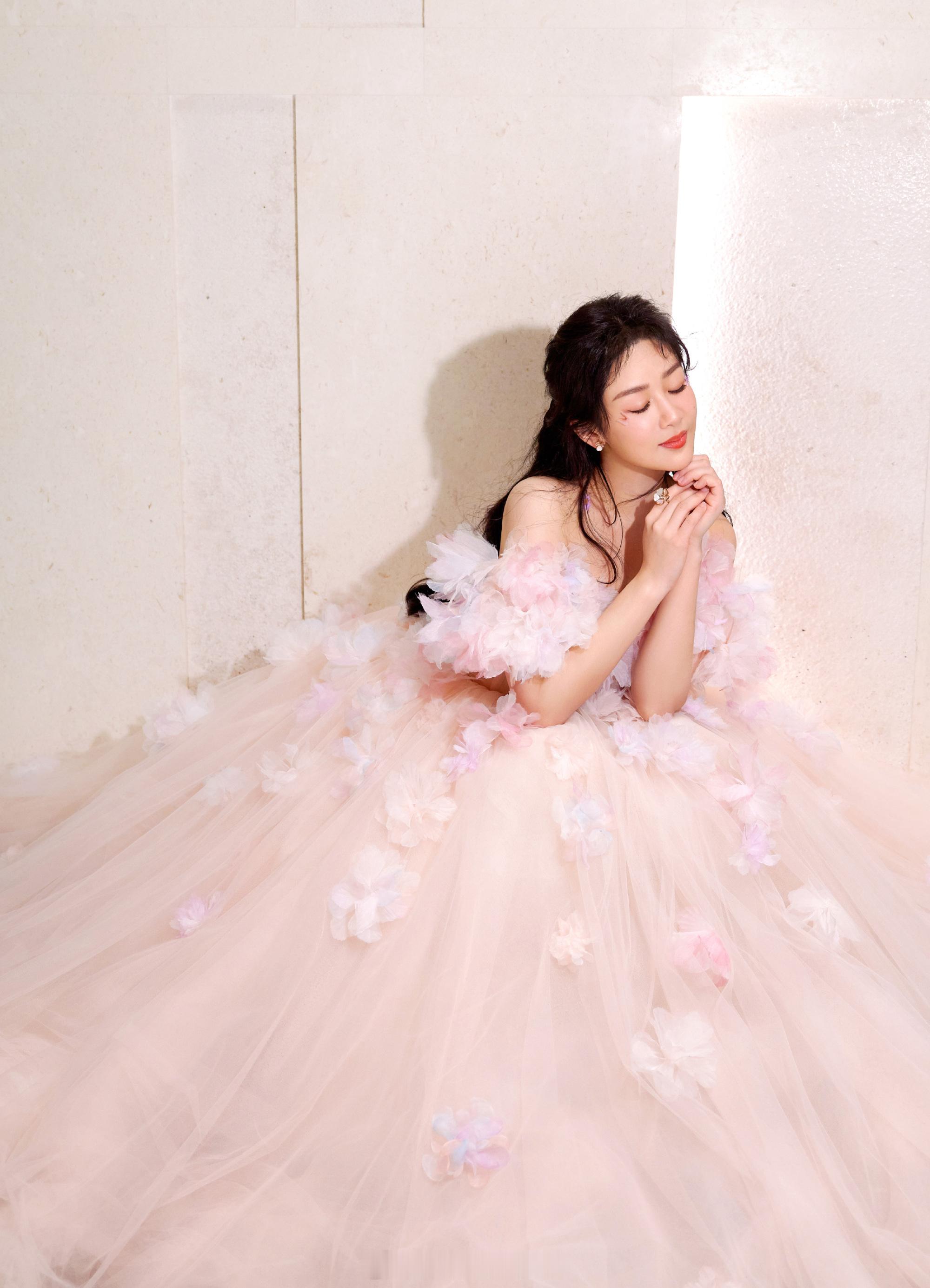 杨紫粉色花裙养眼写真