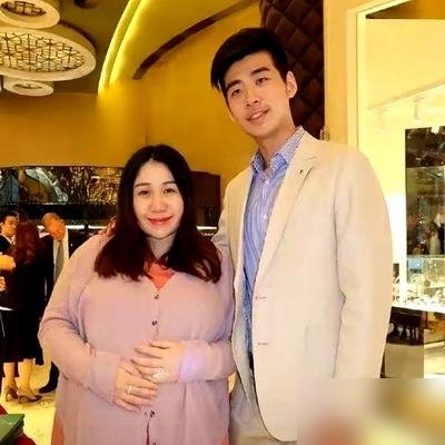 何超莲深夜下厨给窦骁煮面，他凑过去就亲了一口。这画面甜得发腻，可评论区都在问：赌王家的女婿，怎么就他