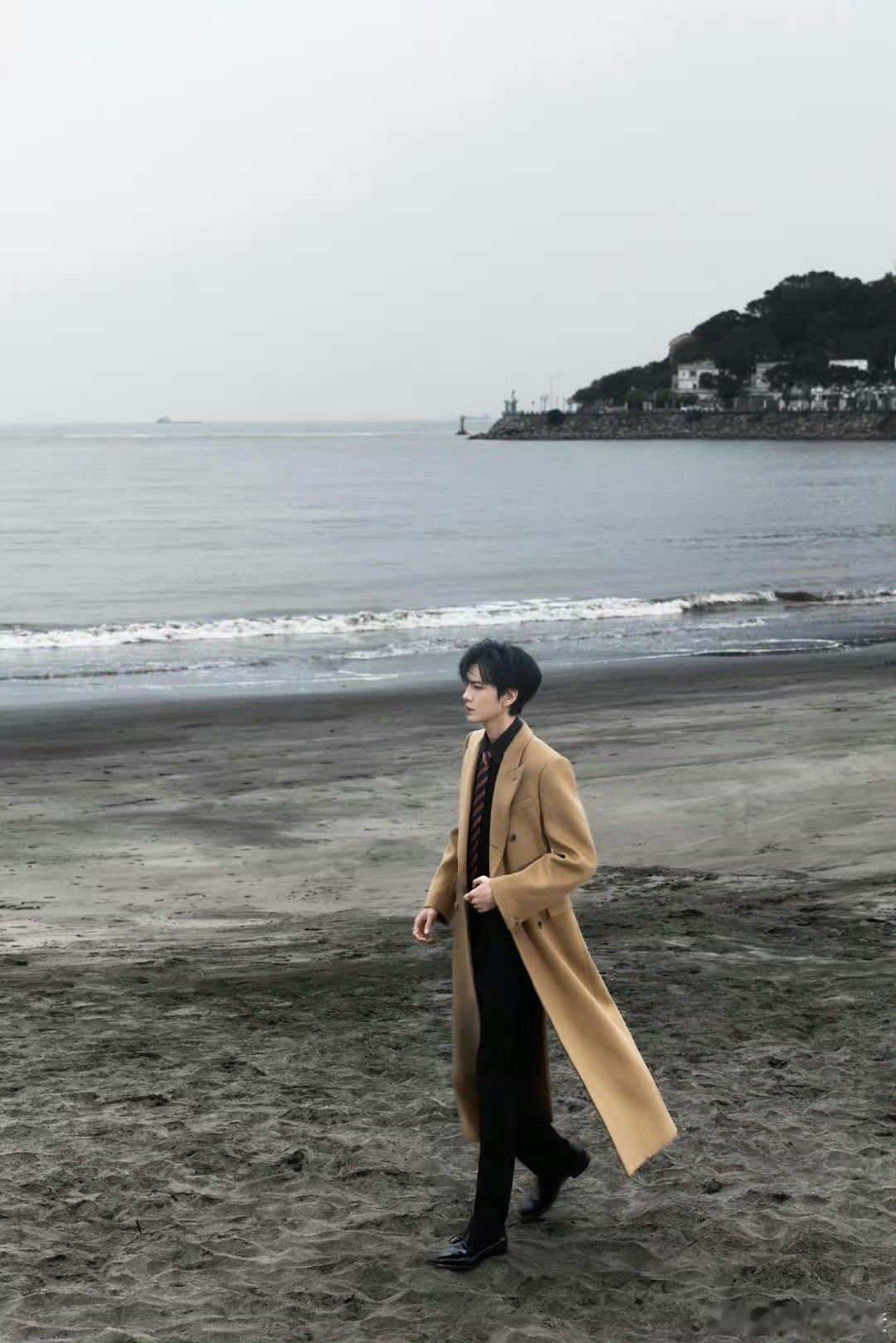 毕雯珺穿大衣的含金量澳门街头帅炸全场！廓形大衣穿出超模气场，身形挺拔自带氛围感