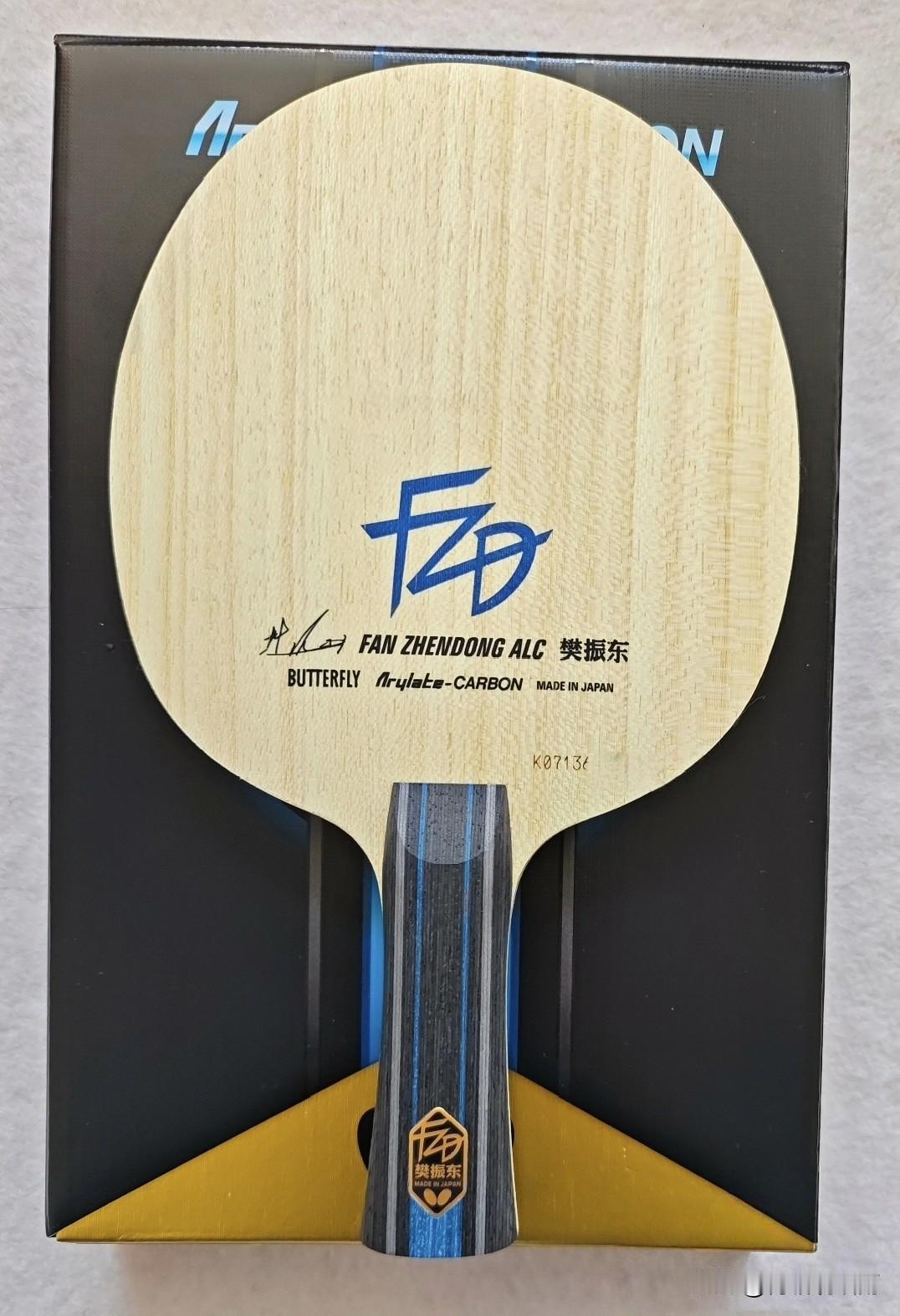 樊振东是蝴蝶签约球员，底板、胶皮都已换成蝴蝶产品，底板是蝴蝶ALC特注，正手已由