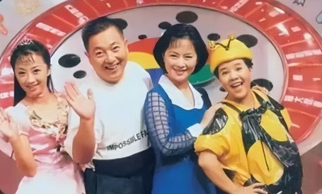 1992年，北京302医院，36岁的董浩拉着妻子的手说：“我死之前有三个事情