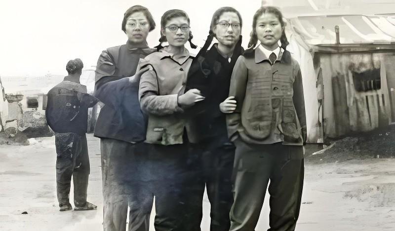 1963年，四名上海姑娘在青海金银滩拍下了这张珍贵的照片，多年后这张照片被放在了