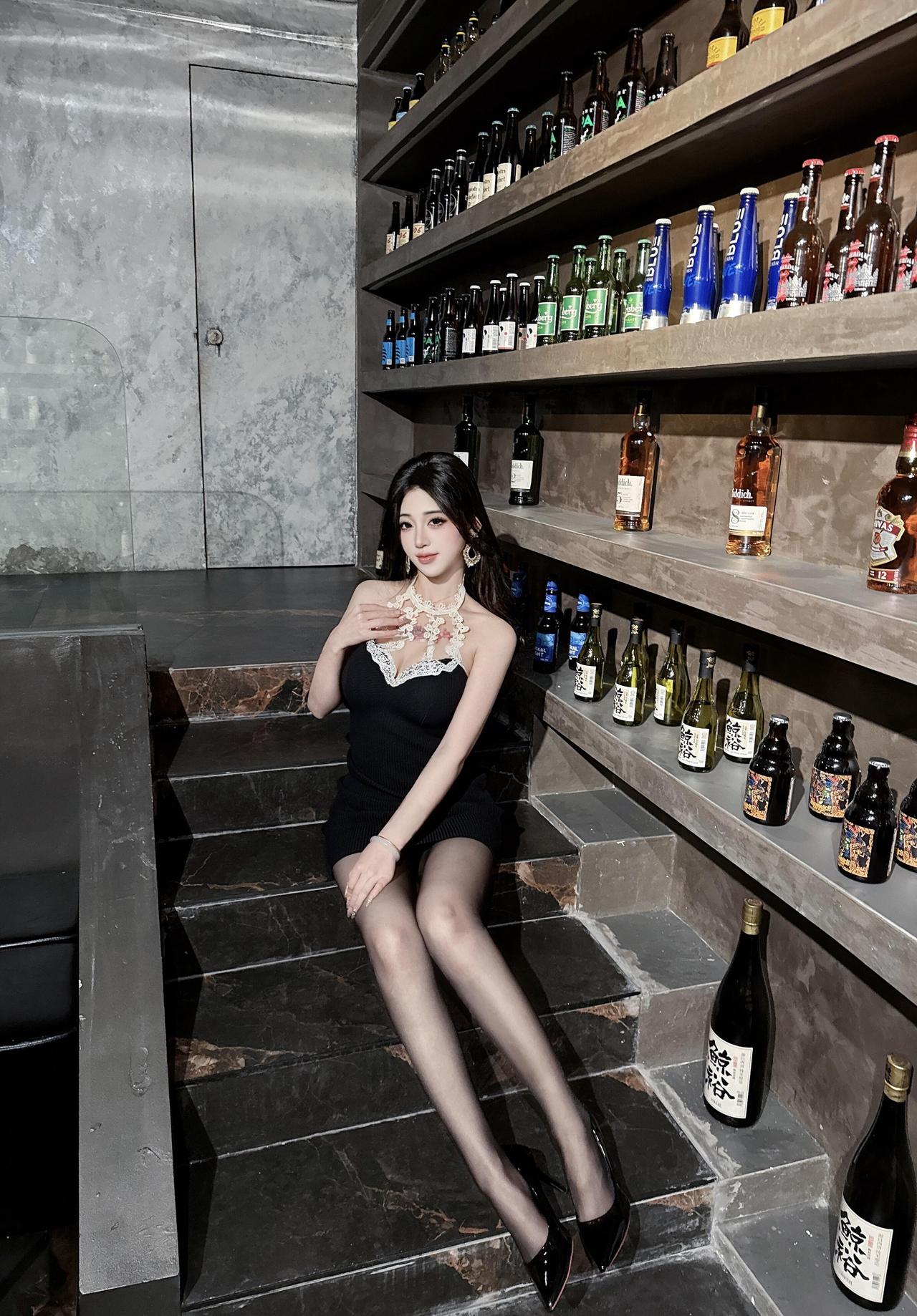 存一组拿捏姐感的拍照姿势𝐁𝐋𝐀𝐂𝐊•🖤