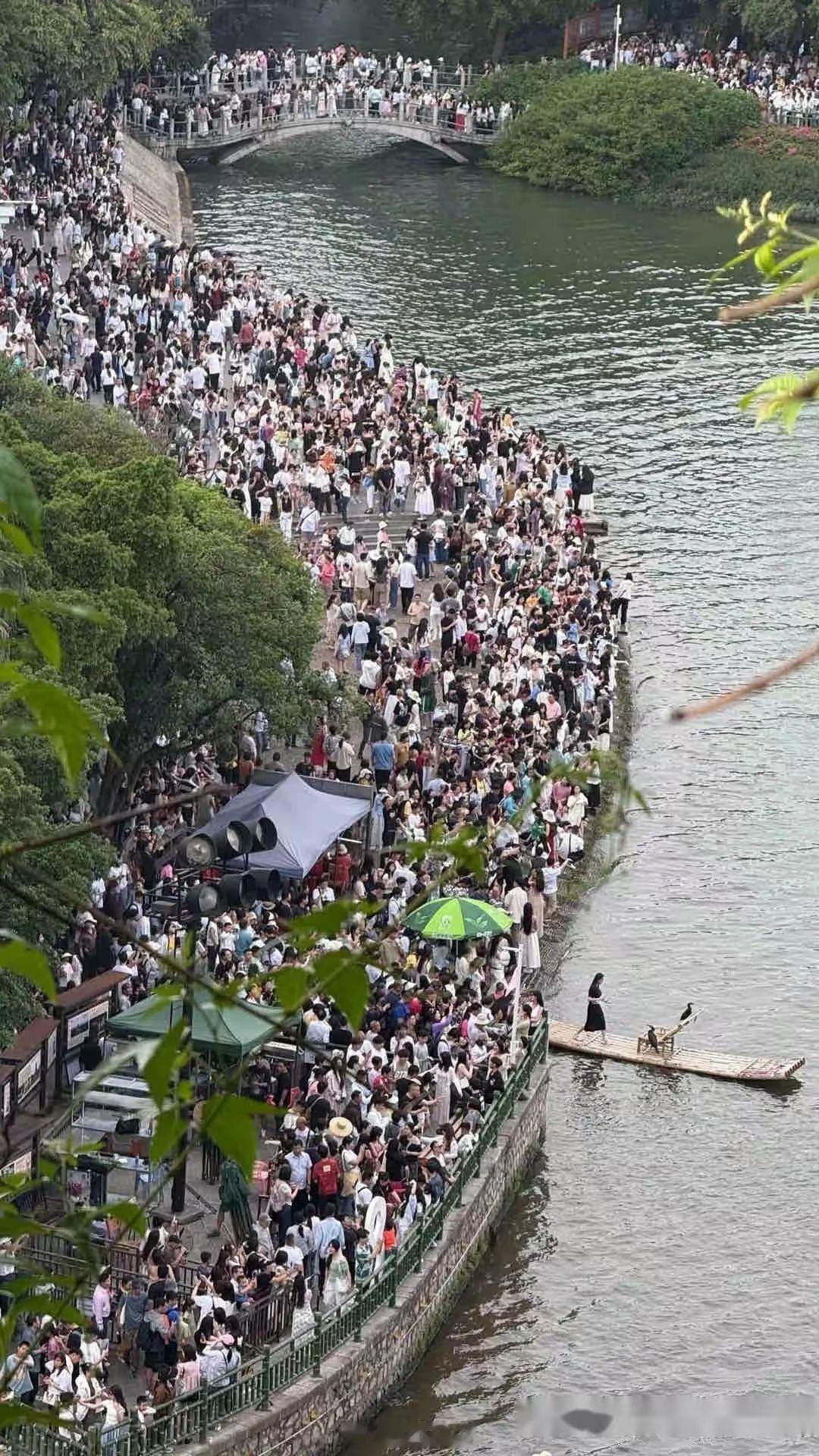 五一假期即将结束，给你们看看人山人海的网图​​​