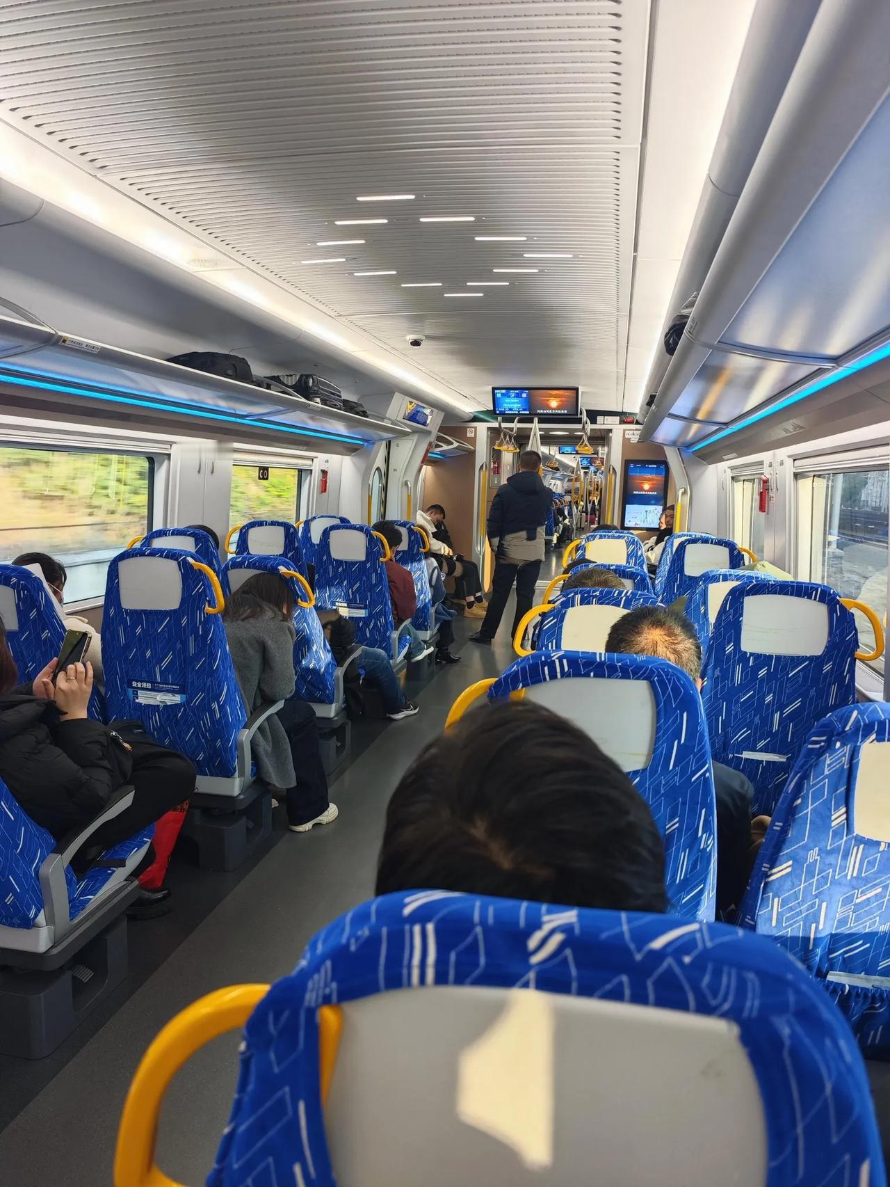 贵州高铁为什么改成了地铁样子前几天坐了一趟贵阳-大方的高铁，感觉像是地铁改装的