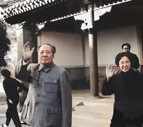 那个时候，王光美非常敬重毛主席，有时也陪同毛主席迎送外宾，非常乐意为他老人家分忧