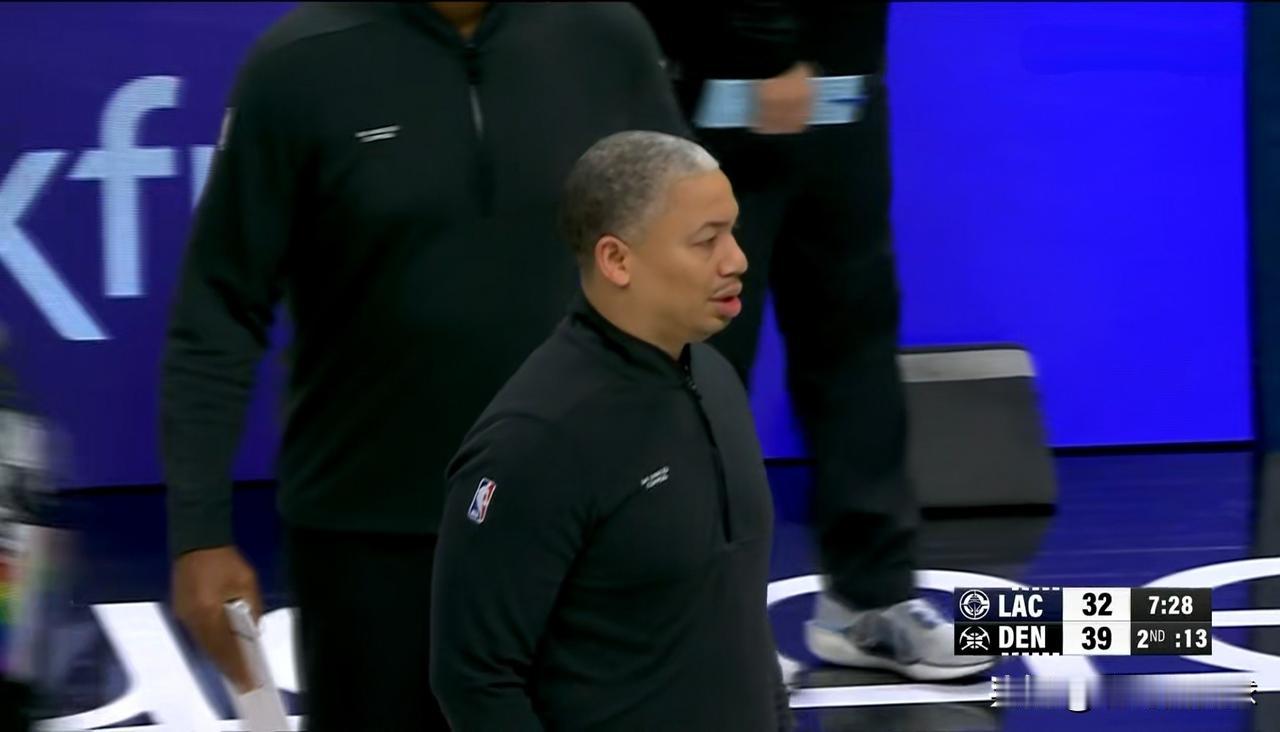 快船主帅泰伦-卢真是太软弱无能了！在今天快船客场以109：122不敌掘金的赛后采