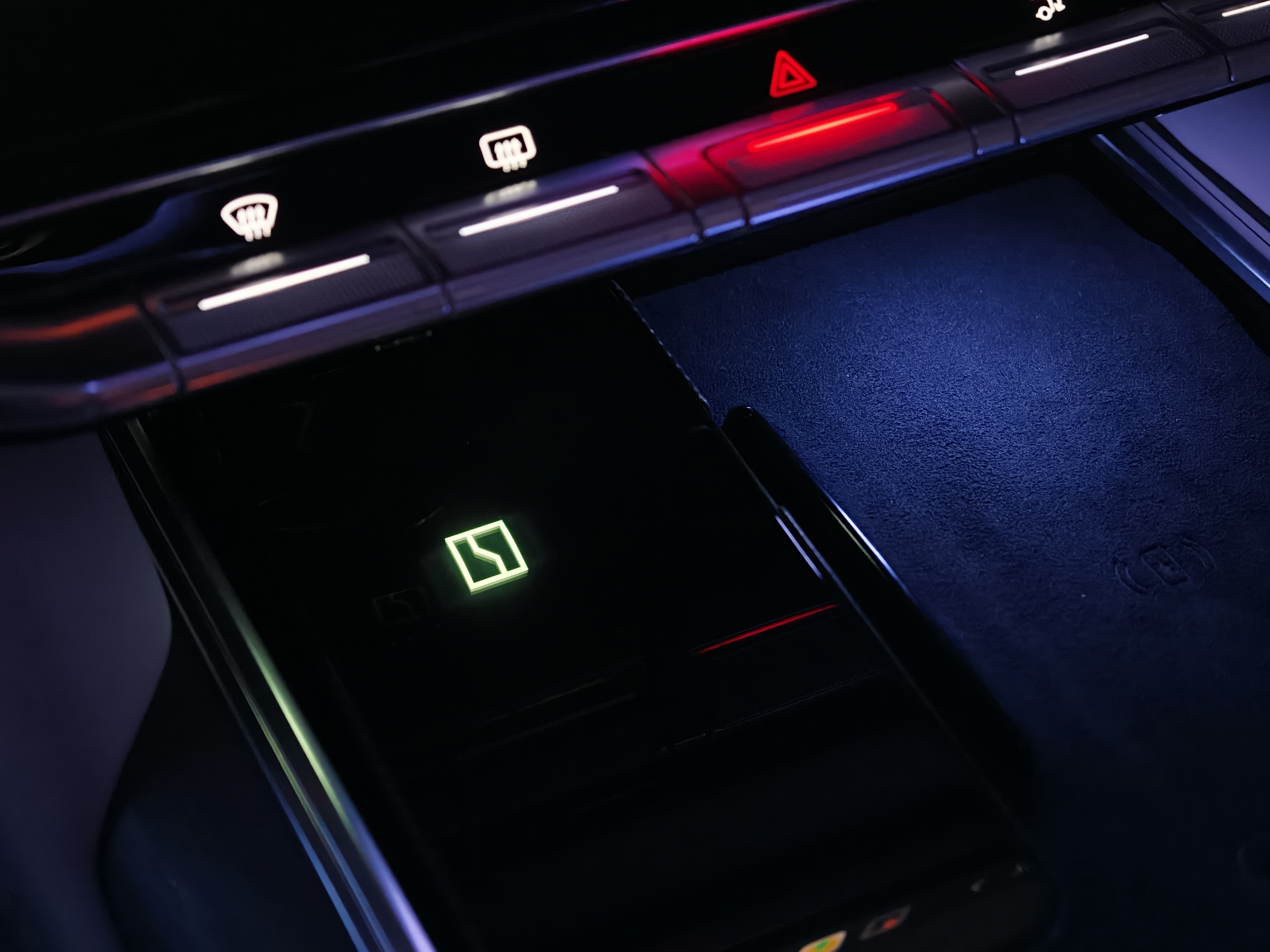 极氪9X这个小细节很有意思原本以为，无线充电版头顶是一条氛围灯带，没想到竟然是两