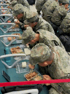 过去叫：吃军粮。新兵蛋子的第一次饭……