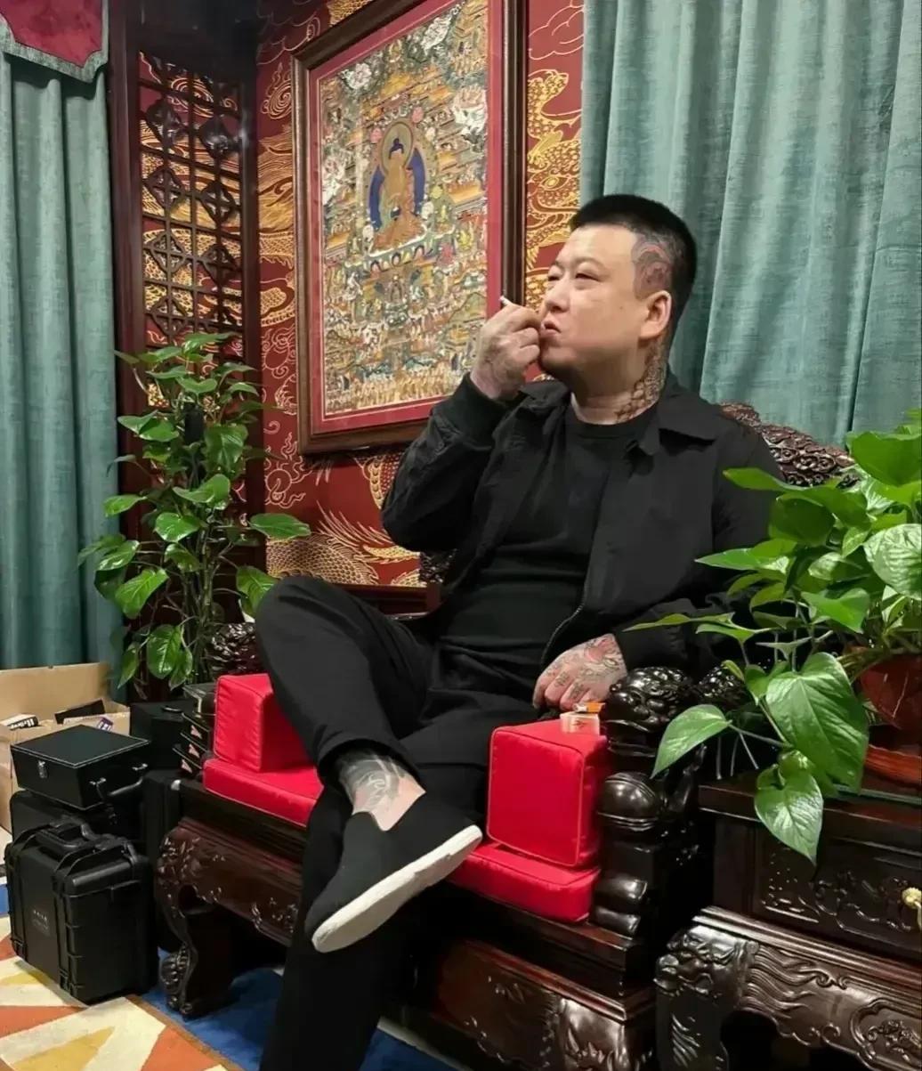 天津李四抱怨自己因为形象问题不被官方认可，很多事情想做却做不了！但凡被认可也不会