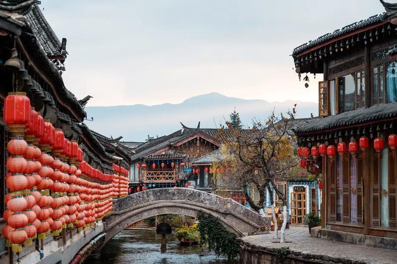 旅游当然能带动经济发展啊！就拿我去过的丽江来说，那里旅游业超级发达。每年有大量游