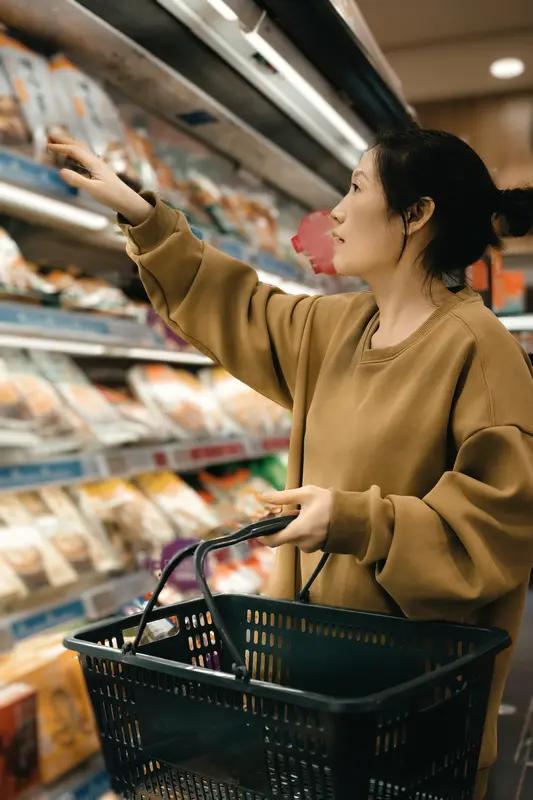 上次去超市购物，结账时前面一大叔买了一堆东西。轮到他付款，他在兜里掏了半天，一脸