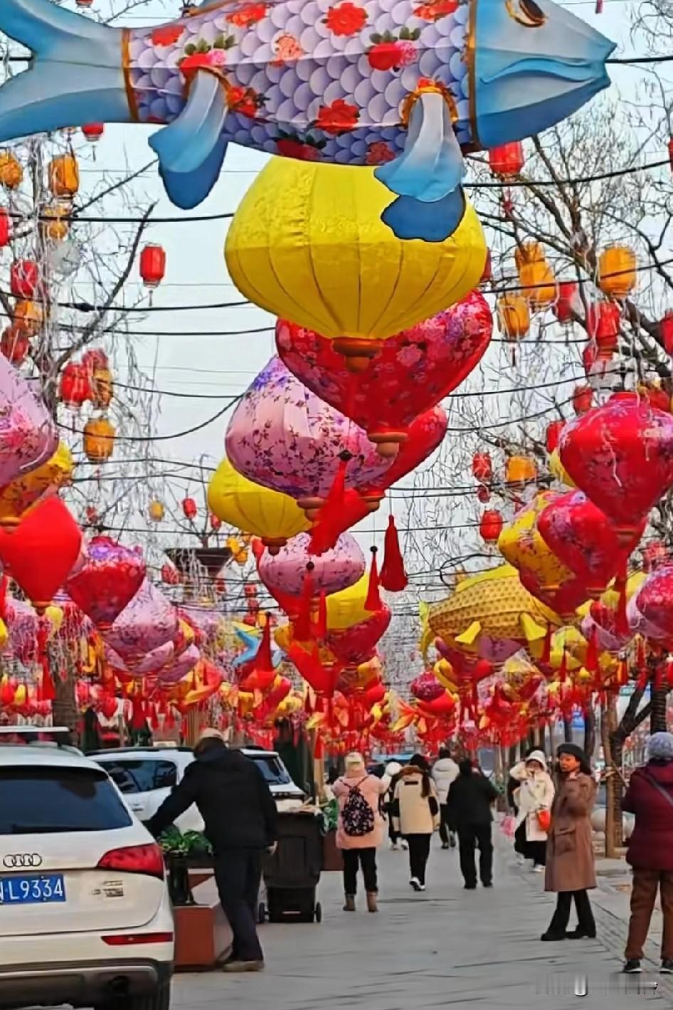 看到网上好多地方人们通过打12345投诉，这些黄灯笼都被撤下来了。节日的气氛扑