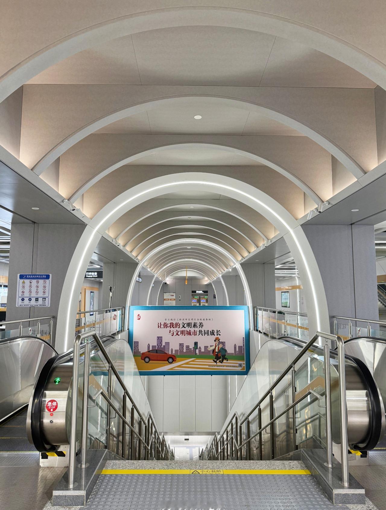 郑州地铁白日奔波的齿轮该停了，让晚风卸下你的疲惫，灯光暖一点，睡眠甜一点，晚安