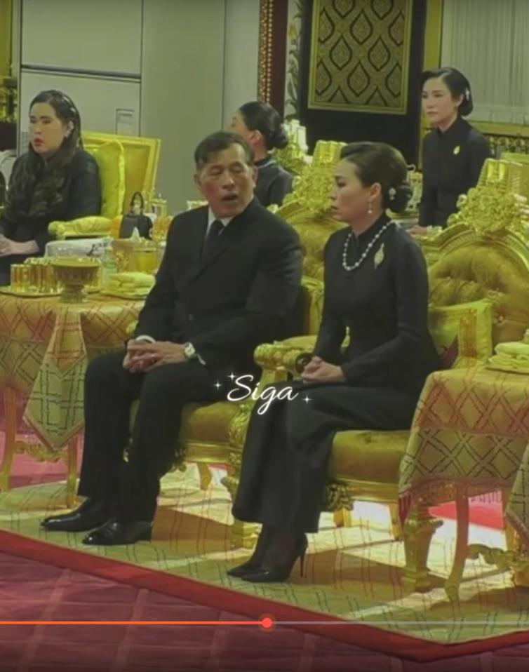 泰国王后出席帕公主第四场功德仪式，穿黑色裙佩戴白色项链尽显端庄，期间还搀扶朱拉蓬