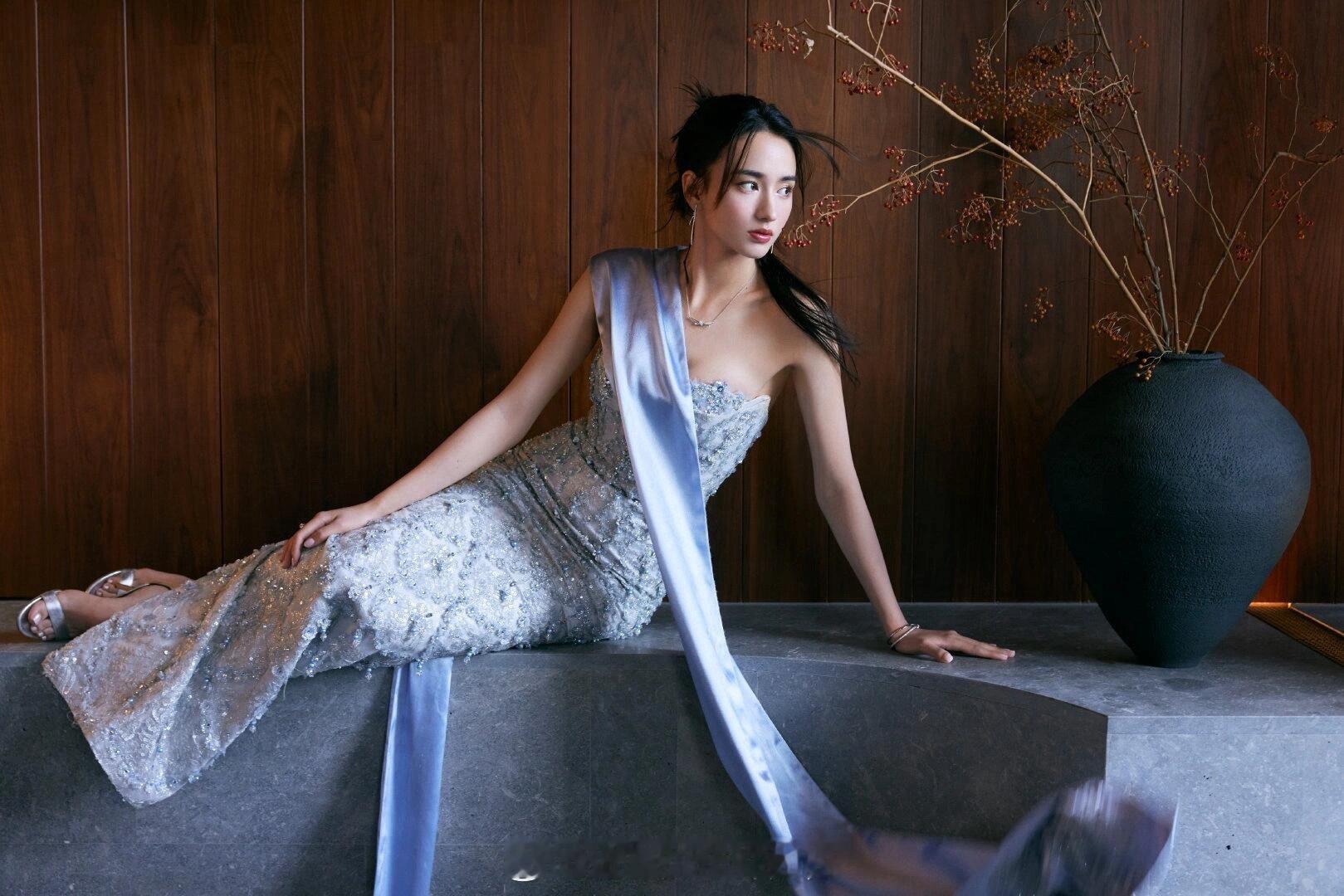 领衔主演李宛妲李宛妲这张脸就是为古装权谋剧生的，野生眉增加英气，琥珀瞳自带故事
