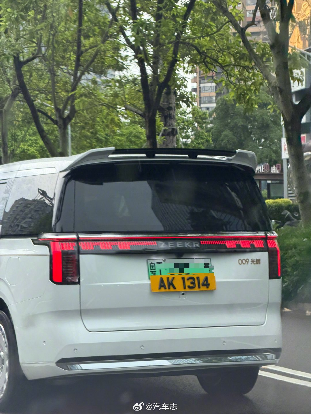 白色009那么好看的一台车，非要挂一个假的香港牌，还强行改成009光辉，加了不是