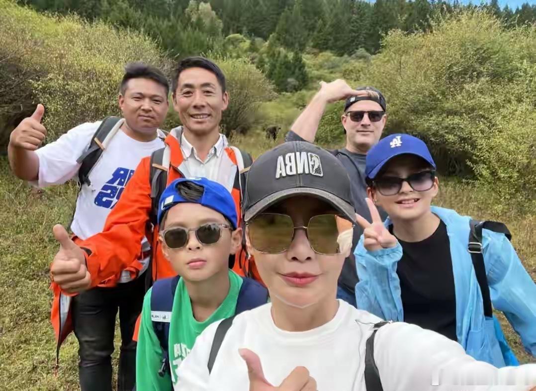 马雅舒晒一家四口合照，女儿米雅又高又美，外籍老公显年轻仍很帅！