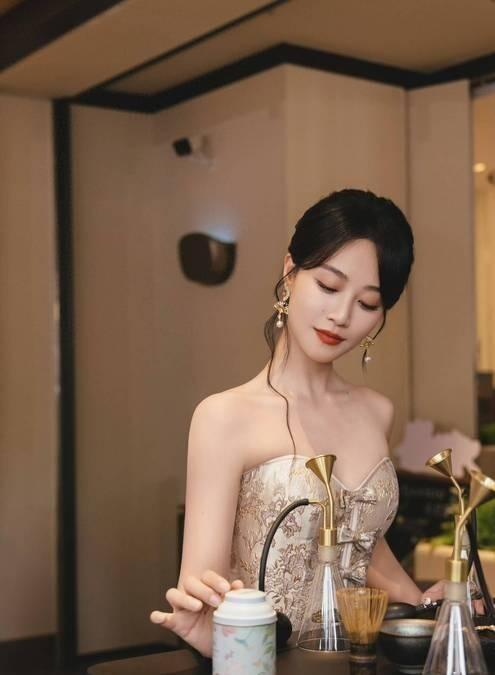 蓝盈莹能逆袭成央视正剧女主，真不是靠什么玄学，她妈蓝雪球才是真正的狠人。当年带着