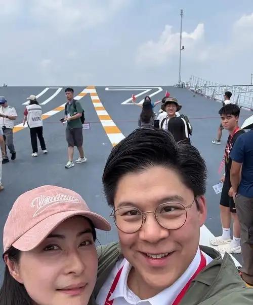 郭晶晶登上山东舰参观，问军官：“为什么叫山东舰呀？”那年轻帅气的军官回说：“这
