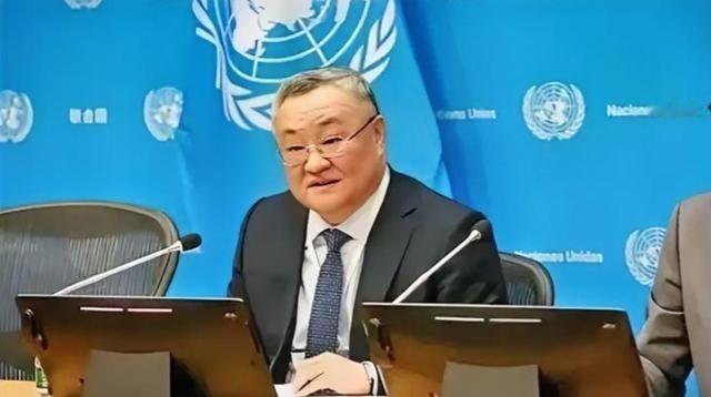 欠了46亿美元会费的美国，眼睁睁看着中国代表傅聪接过安理会主席的槌子。更绝的是，