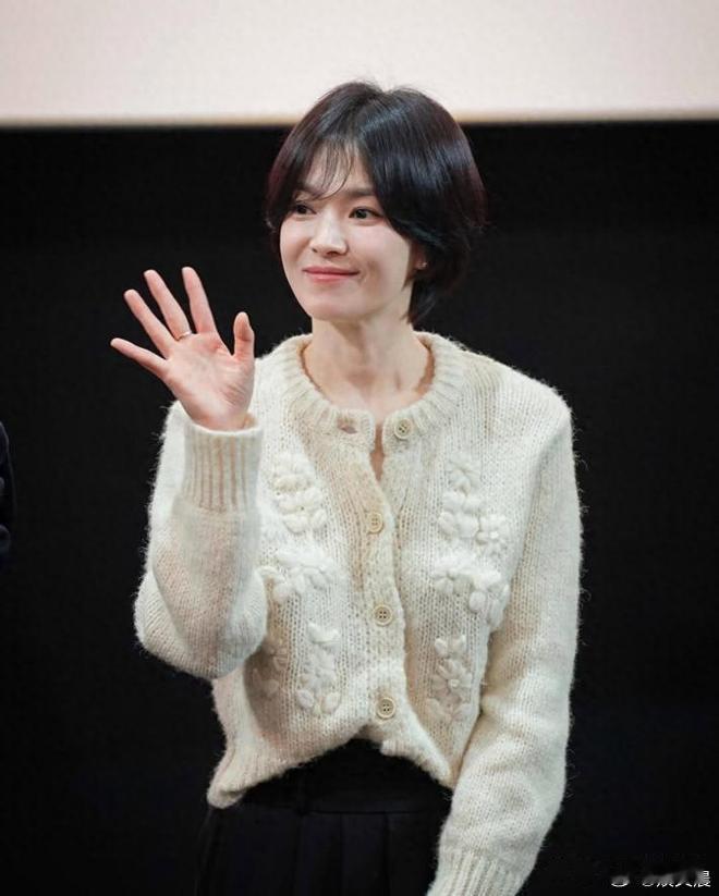 43岁宋慧乔剪短发简直是大回春！一袭米色毛衣搭配黑色半身裙，不仅时髦感拉满，更透