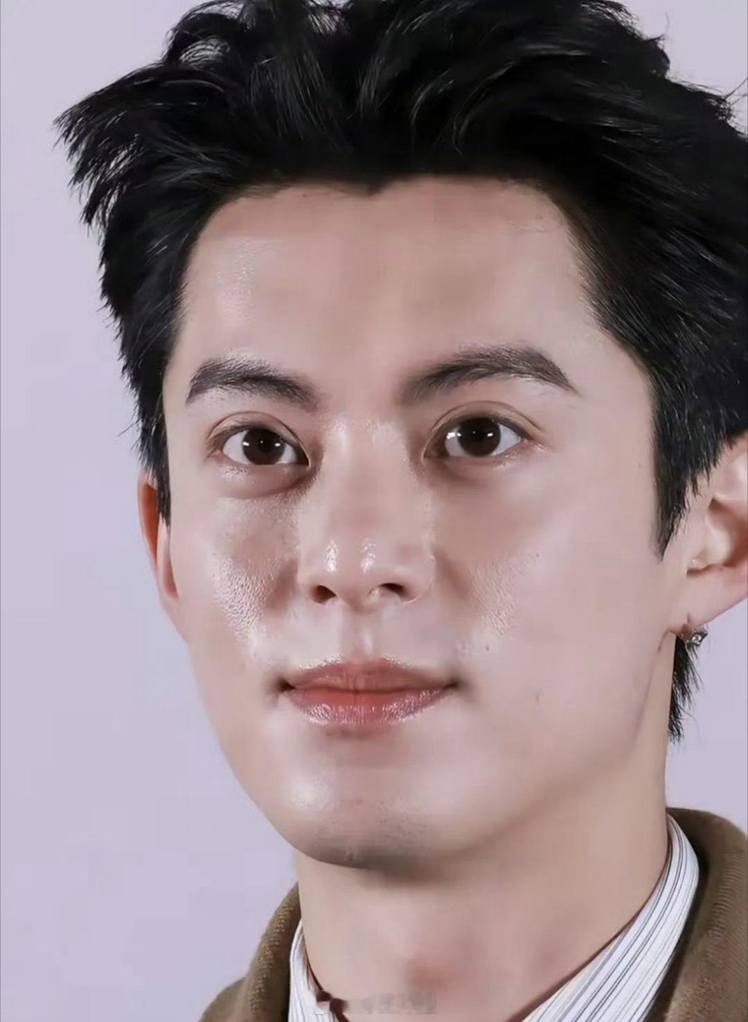 一起来看看王鹤棣在活动上的怼脸照，虽然有一点儿油光闪烁，但是整体五官的精致度还是