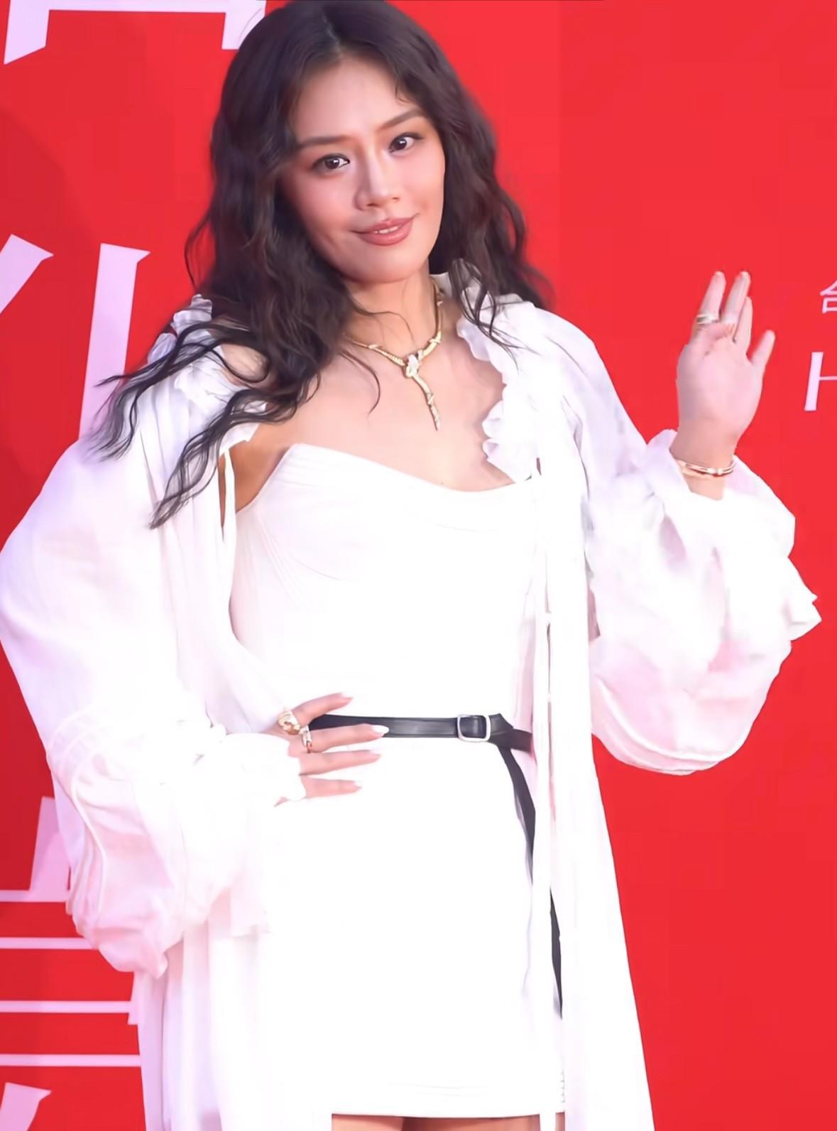 马思纯从160斤到明媚女神的逆袭太绝！亮相活动，一身白色造型搭配卷发，状态回春