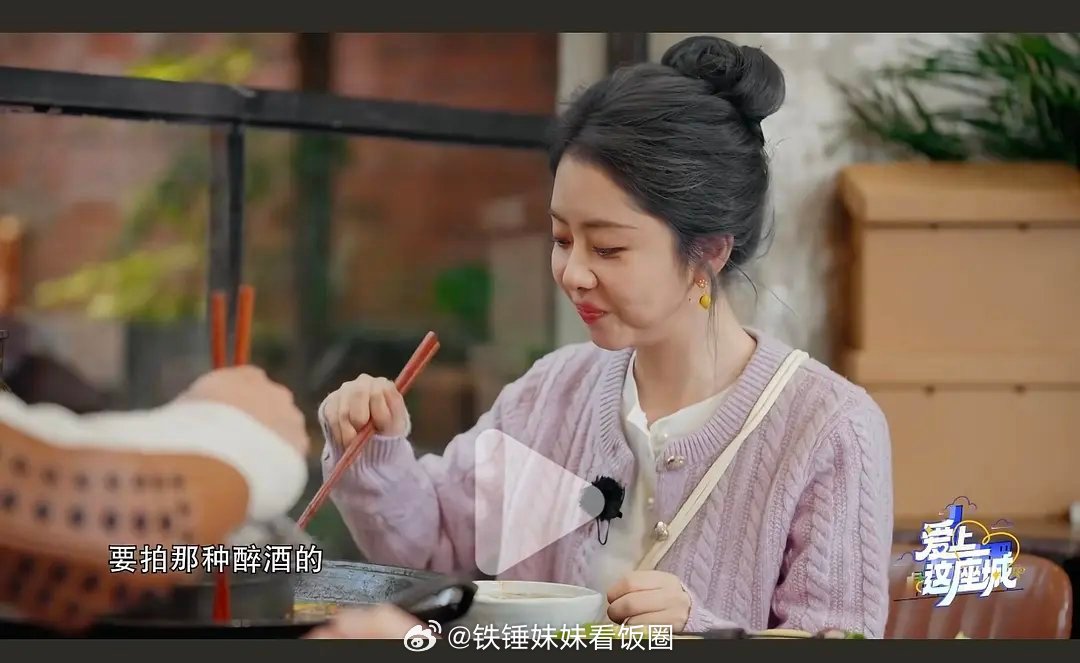 谭松韵状态下滑好明显，五官不耐老，看着就是又老又小的感觉