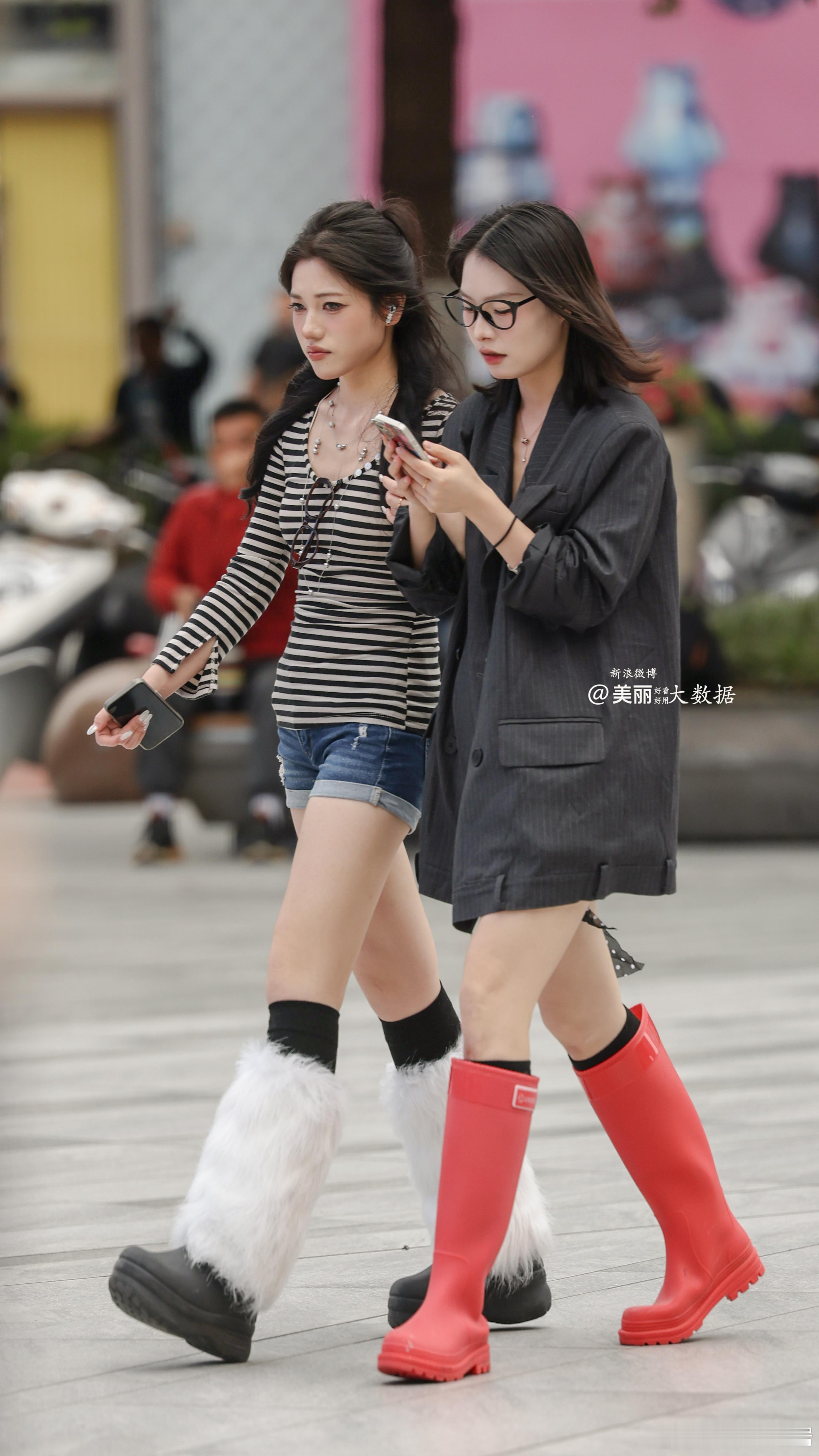 靴子好醒目啊。。