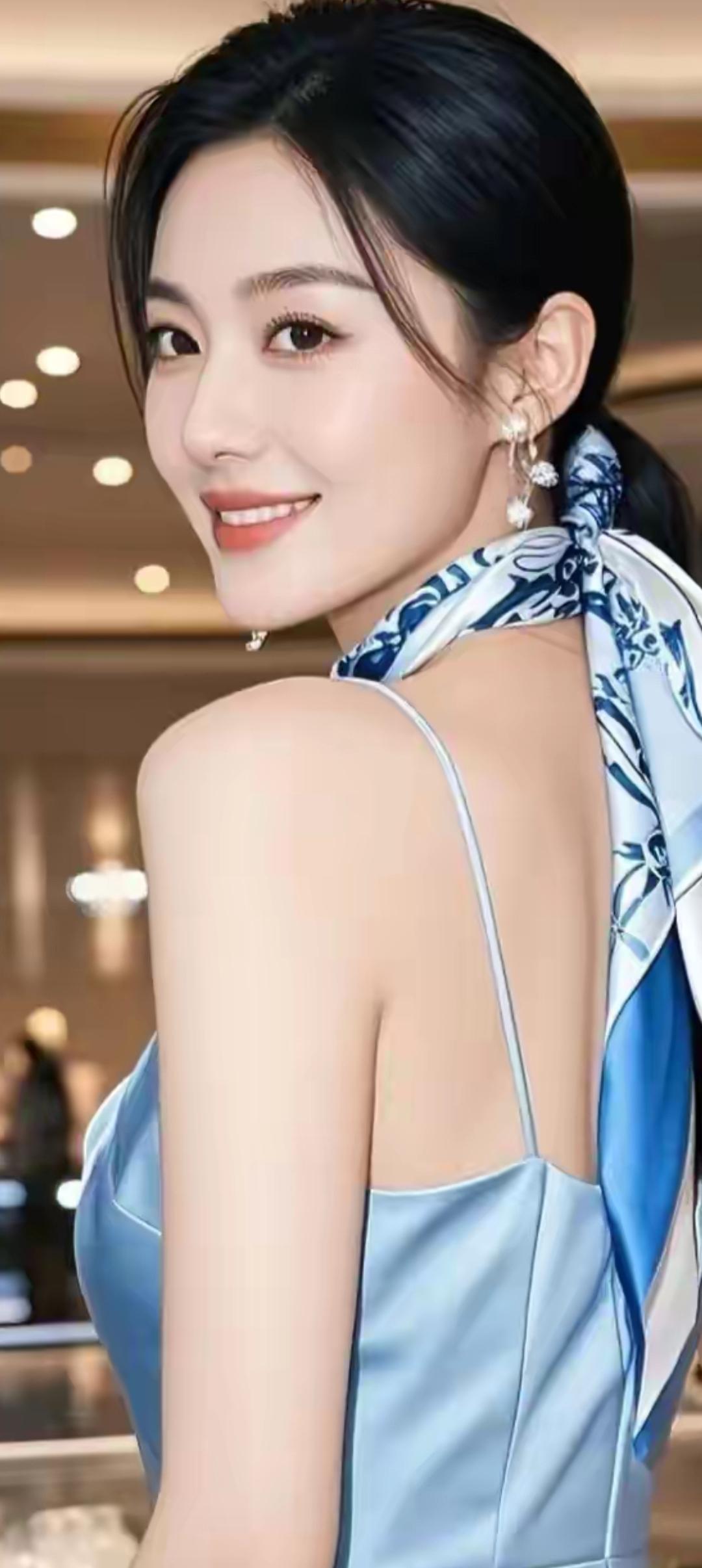 优雅蓝调，闪耀耳环，气质女神风范