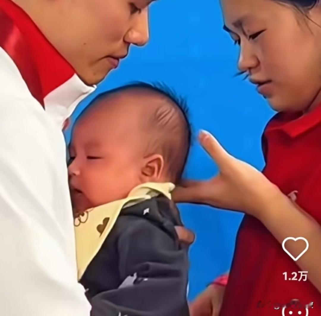 这下好了，全国人民都知道了全红婵不仅会带娃而且还特别有经验，从她的一个小动作