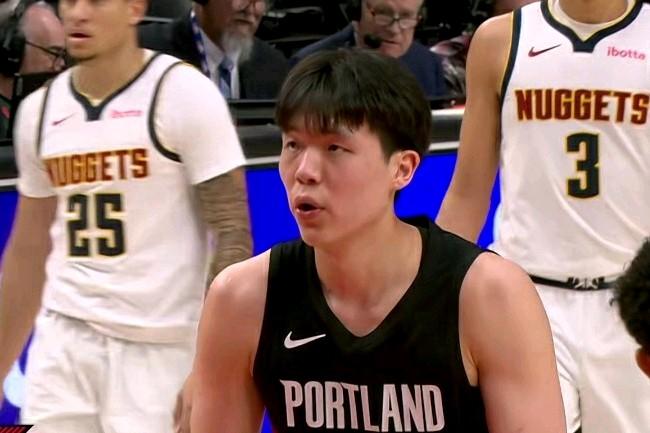 杨瀚森最离谱一幕诞生了！在开拓者54分惨败掘金的比赛中发生极其尴尬一幕：由于比赛