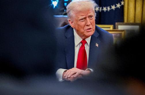 惊天阴谋！美国明抢格陵兰为假动作，真正目标曝光：逼中国出手！前几天特朗普扯着