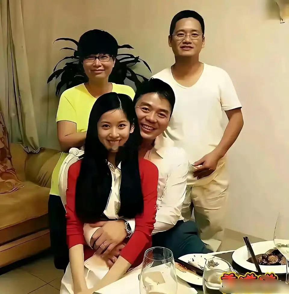 这时的章泽天还是清华的学生，而刘强东已经是功成名就的大老板了！​​​