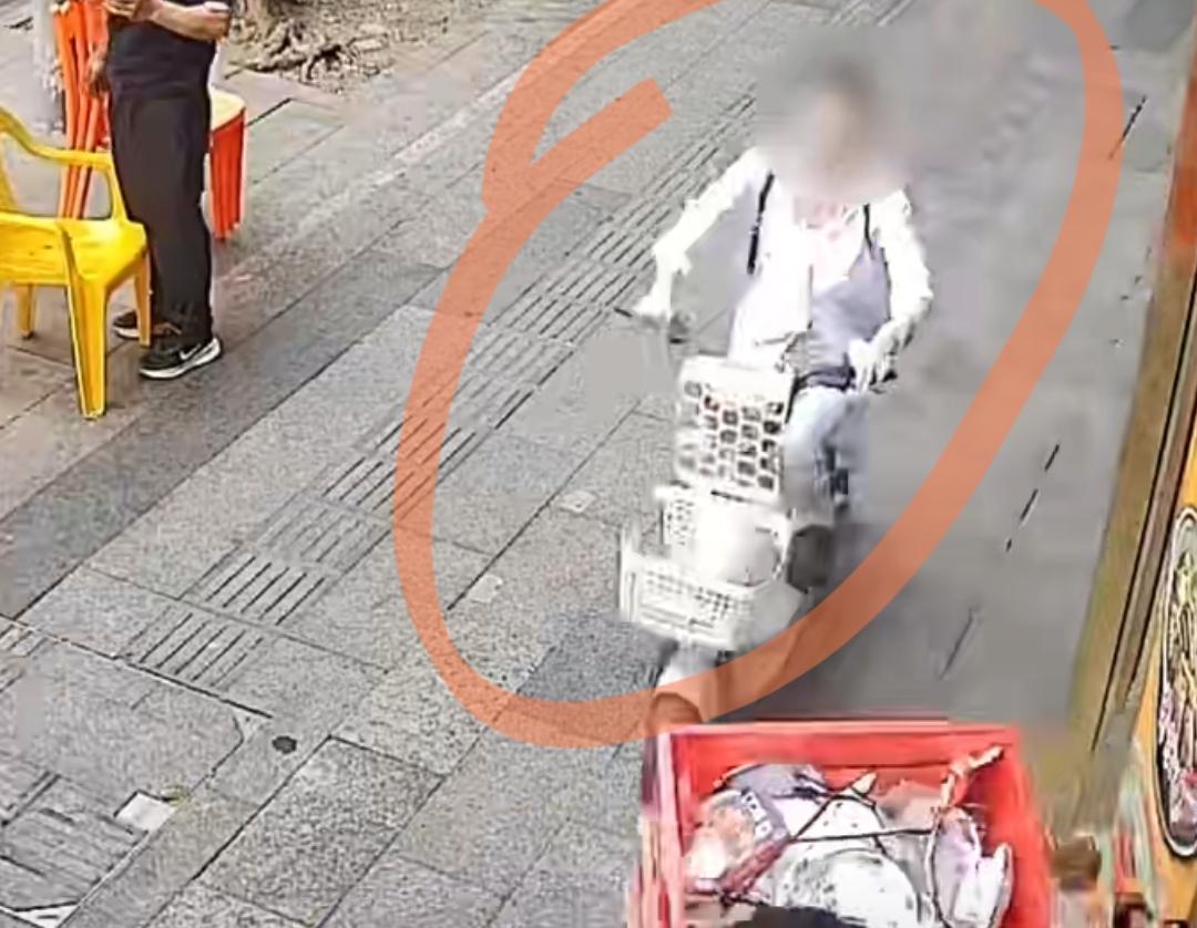 惊险！骑电动车别再逆行了，近日，广东深圳街头发生一起让人揪心的交通事故，一女