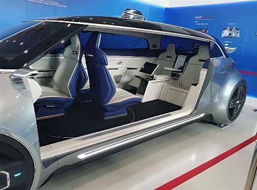 听我一句劝，选车就按着四条来就行。先说这第一条，1000公里固态电池。现