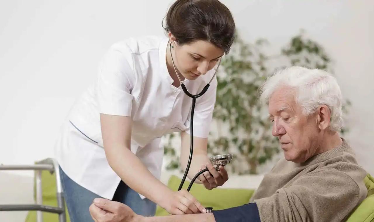 高血压要戒酒吗？医生告诫：确诊高血压后，饮酒牢记“4不喝” 不少高血压患者总