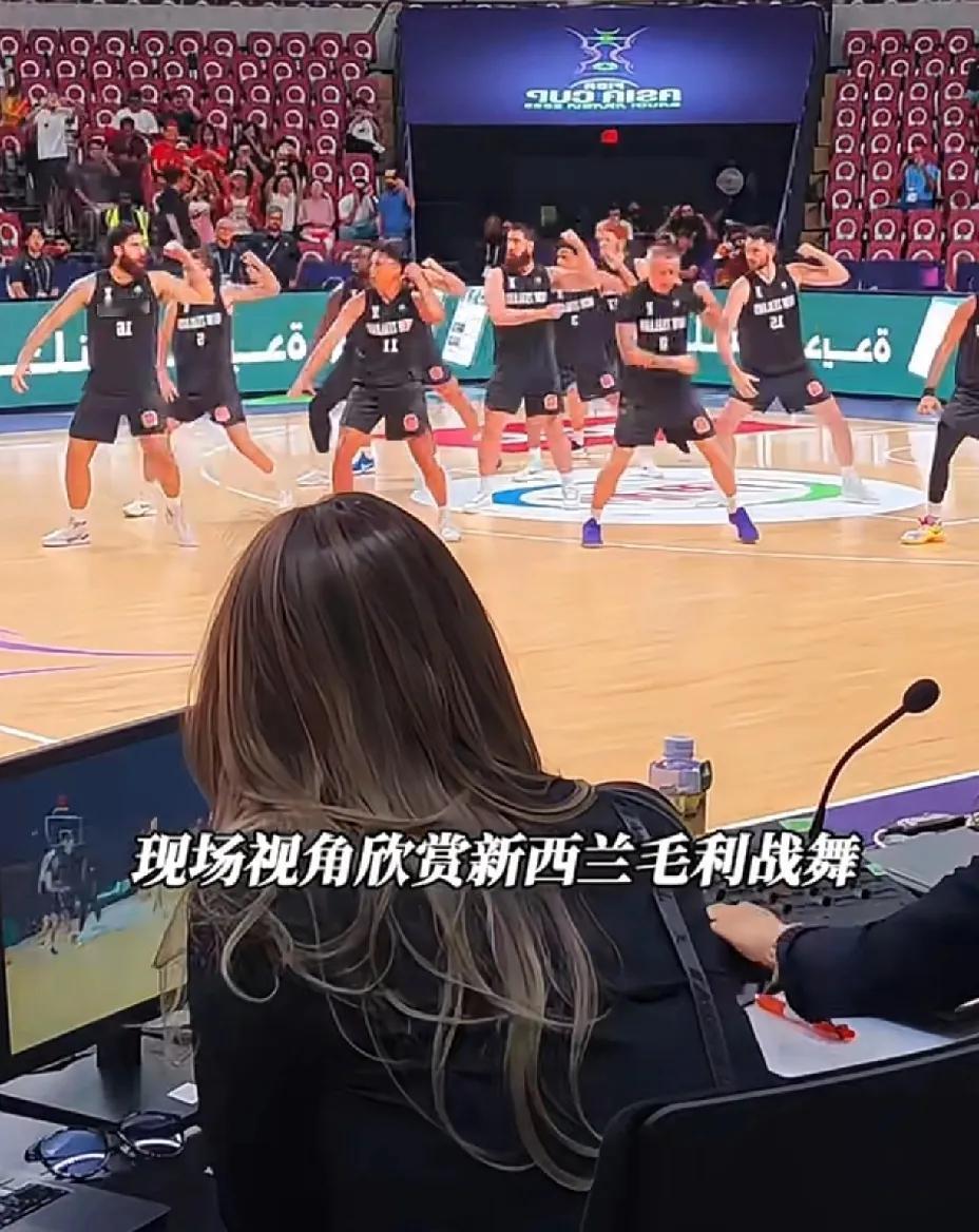 打进亚洲杯决赛，歪评主教练郭士强的几个“骚”操作：一、赛前让全体队员站成一排欣