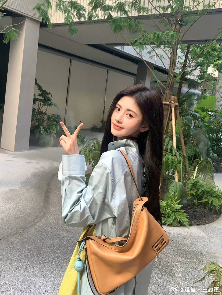 鞠婧祎第一张这张封面的含金量太高了，真大女主唯我独尊​​​​