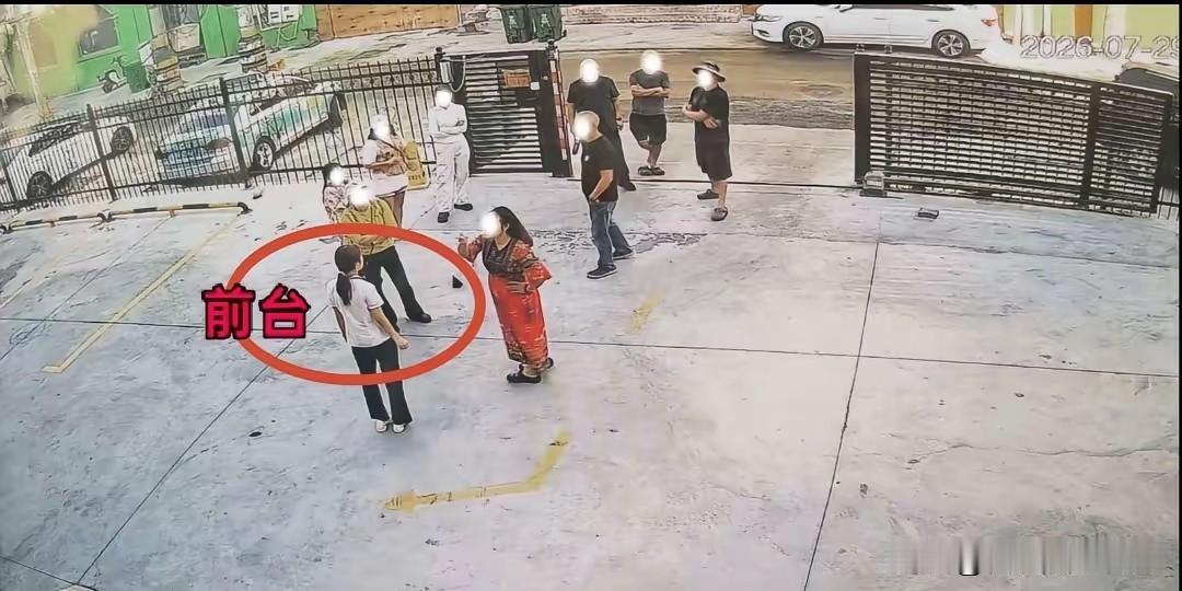 我知道为什么酒店会退王先生他们钱了。看酒店放出的监控里，白衣服的女孩是酒店的前台