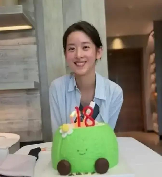 章泽天今年生日晒了五张图，蛋糕、散步、撸猫都有，就是没东子。网友眼尖，立刻把“