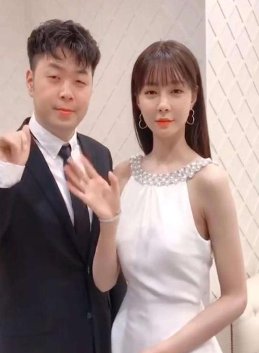 沈梦辰在长沙冻得发抖，还碰上生理期，杜海涛没一句废话，手机‘叮’一声，两万块直接