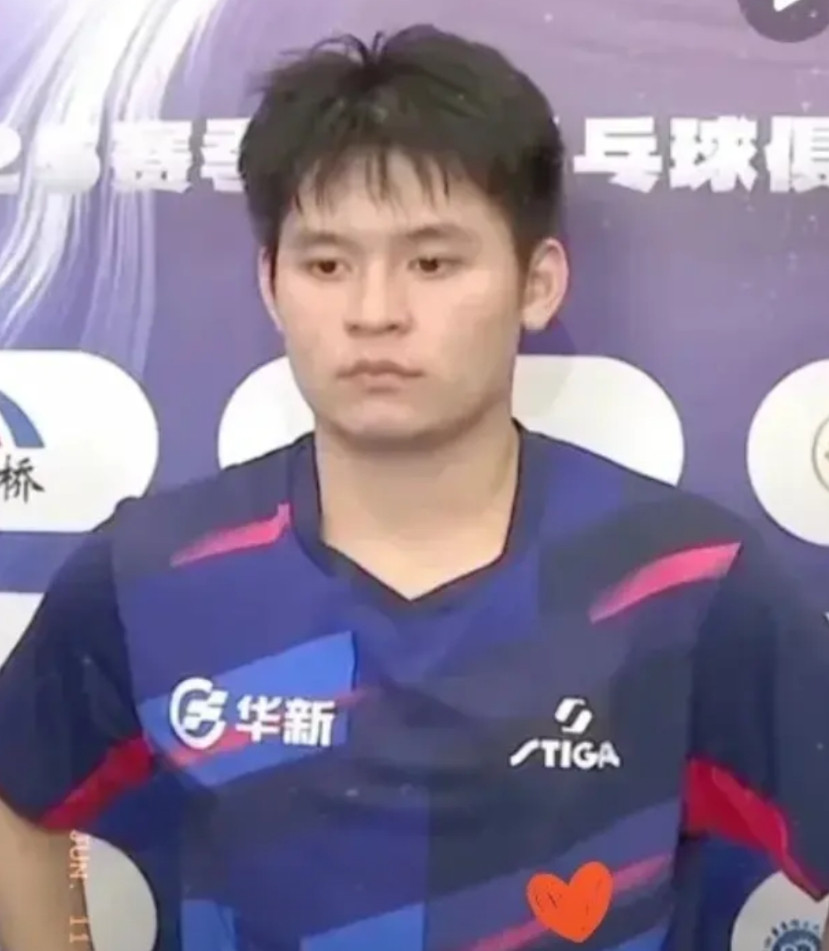 林诗栋身为世界排名第一的选手，本应风光无限可与樊振东的比赛让他满心失落，赛场之