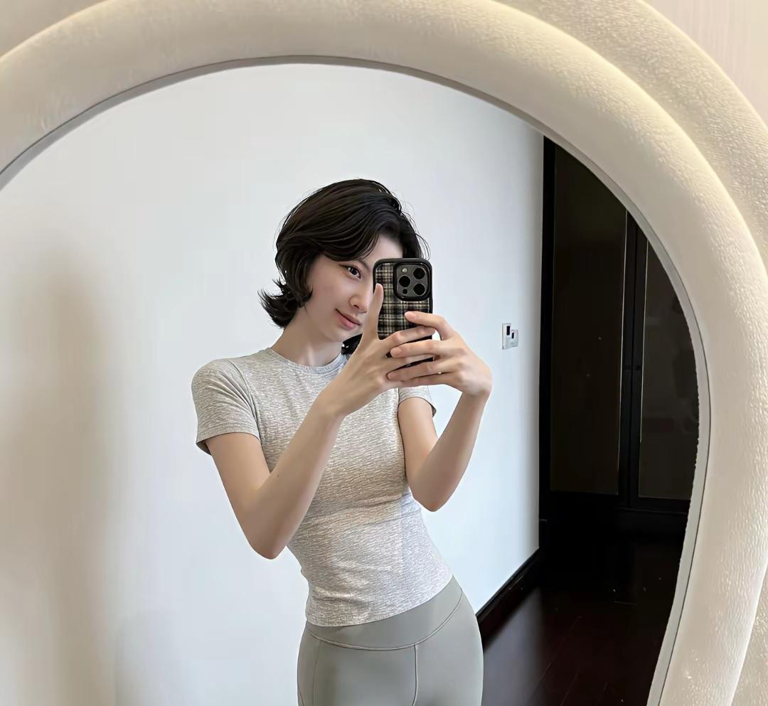 简约灰白搭配，配上时尚短发，尽显优雅气质！好美啊📸💄灰色减龄穿搭白蓝撞色穿