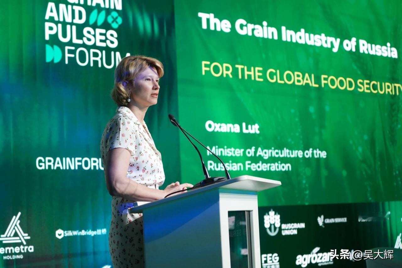 【俄罗斯农业部长公布的粮食生产与出口数据】1月27日，俄罗斯农业部长奥克萨娜