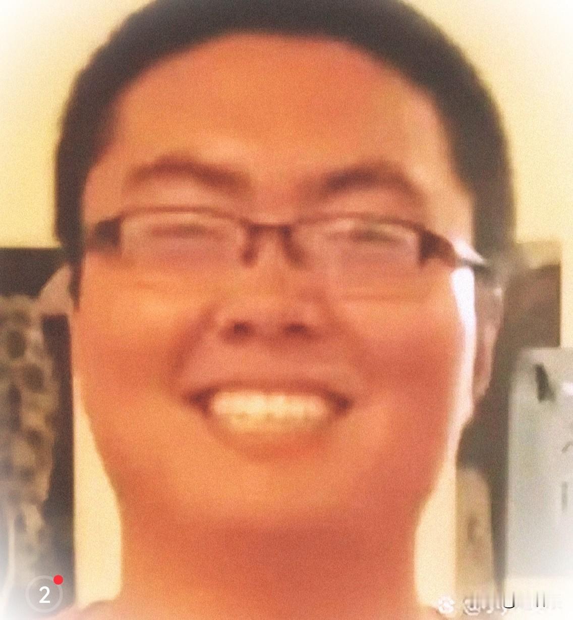 终于搜到一张牢a（斯奎奇大王）的照片，他在直播时从来不会露面的，据他自己描述：本