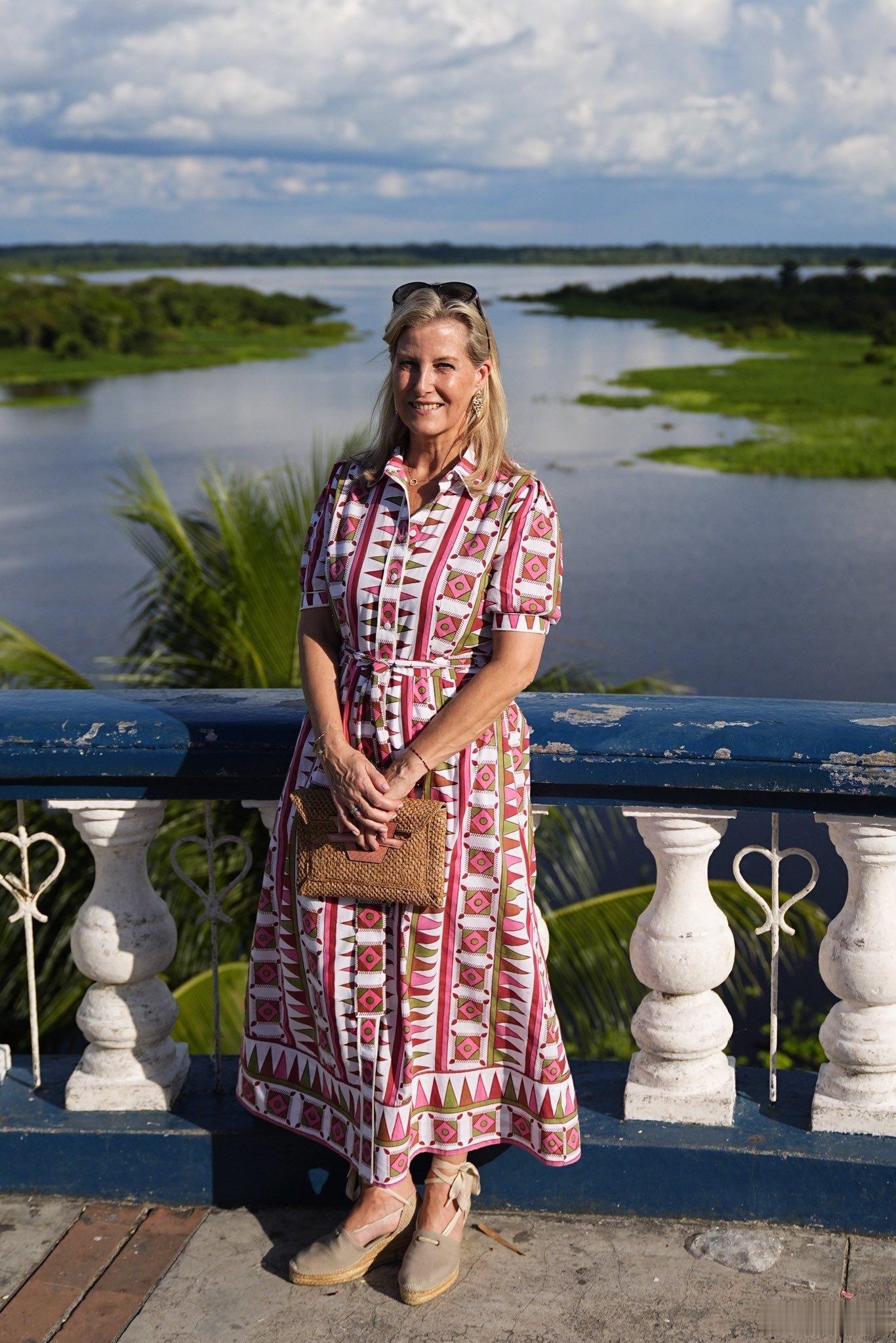 🇬🇧11月11日，爱丁堡公爵夫人索菲访问秘鲁的伊基托斯河畔，伊基托斯是秘鲁洛