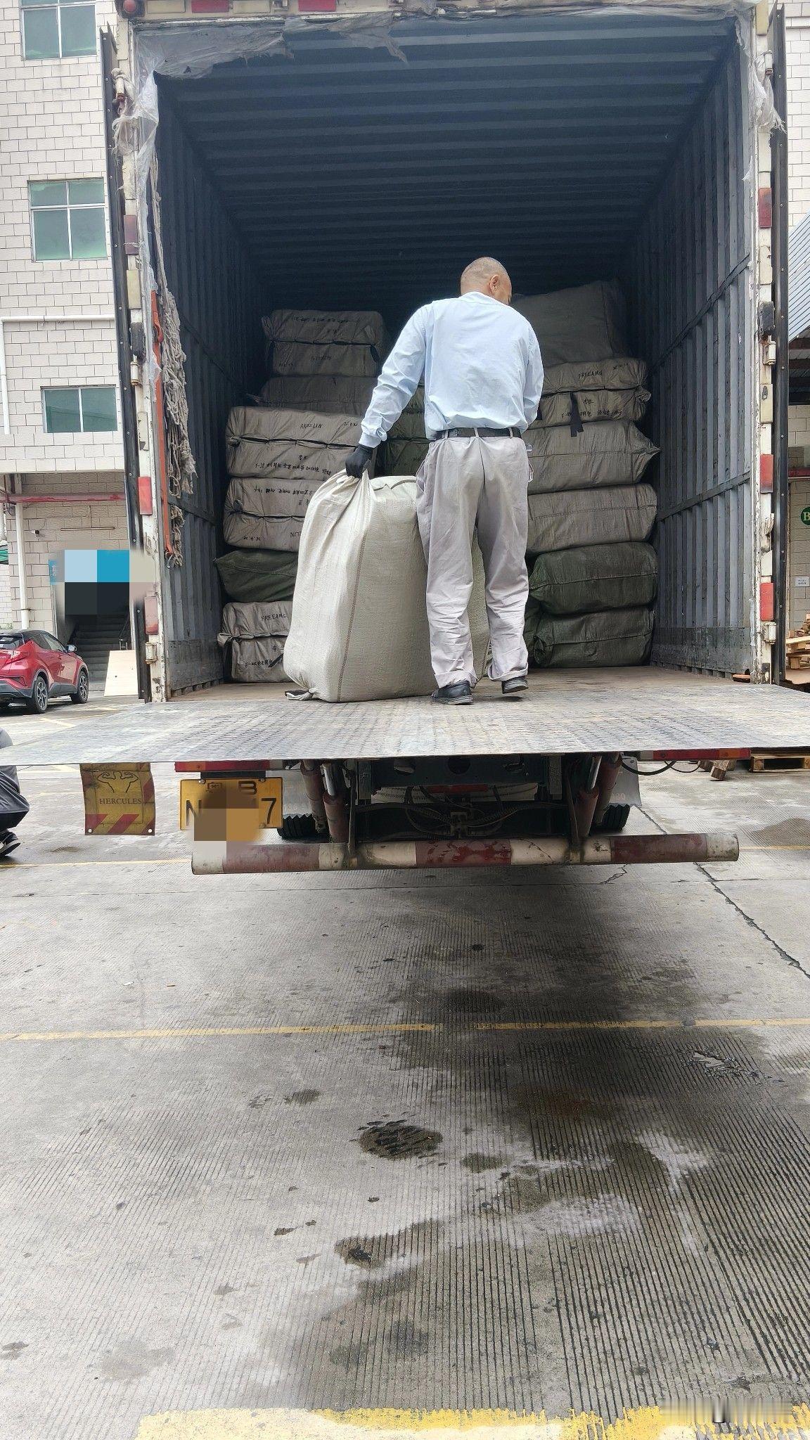 老板找你谈话，给你“机会”去做仓管。你知道上一个干这个的小陈，每天走十几公里，脚