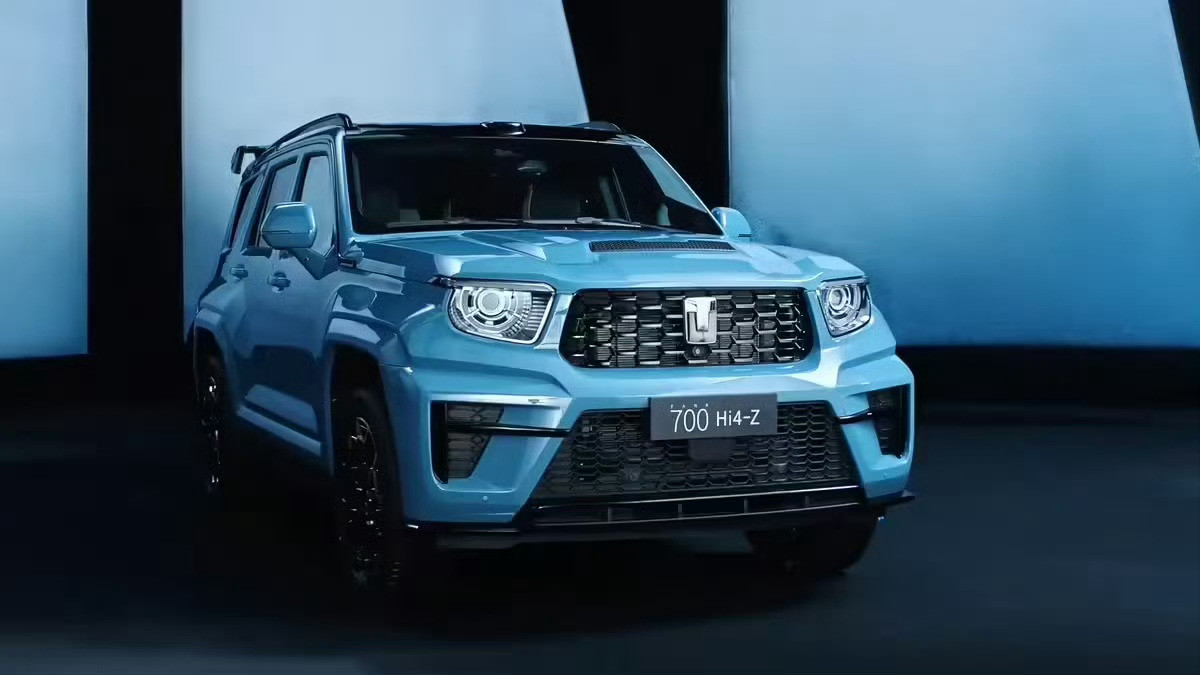 看不少人说，坦克700其实是一台很矛盾的车。一边是3.0TV6+插混、三把锁、